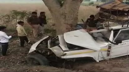 Kanpur Road Accident: कानपुर में बड़ा हादसा, बेकाबू पिकअप सड़क किनारे पेड़ से टकराई; तीन की मौत, पांच घायल पेड़ से टकराई पिकअप`
