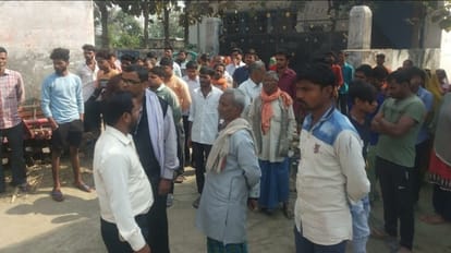 मौके पर जुटी भीड़।