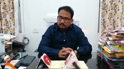 मामले की जानकारी देते अधिकारी