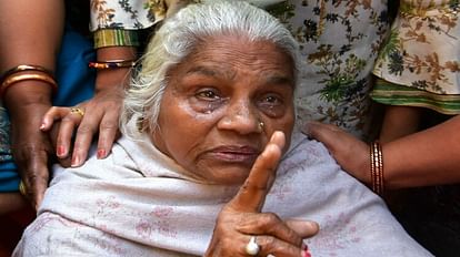 उमेश पाल की मां बोलीं : घर ढहाने से नहीं, अतीक के मारे जाने पर मिलेगी कलेजे को ठंडक, शीघ्र मिलूंगी योगी से Prayagraj News : उमेश पाल की मां शांति पाल।