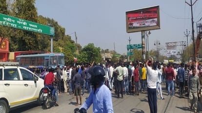 Varanasi: पूर्वांचल की सबसे बड़ी फल मंडी में आढ़ती पर फायरिंग, बाल-बाल बची जान, साथियों ने किया थाने का घेराव पहड़िया मंडी के बाहर लगा जाम