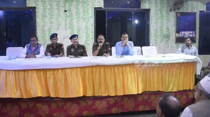 Varanasi: होली पर किया हुड़दंग तो हवालात में बीतेगा त्योहार, सोशल मीडिया पर फैलाया अफवाह तो होगी कार्रवाई बैठक करते पुलिस आयुक्त