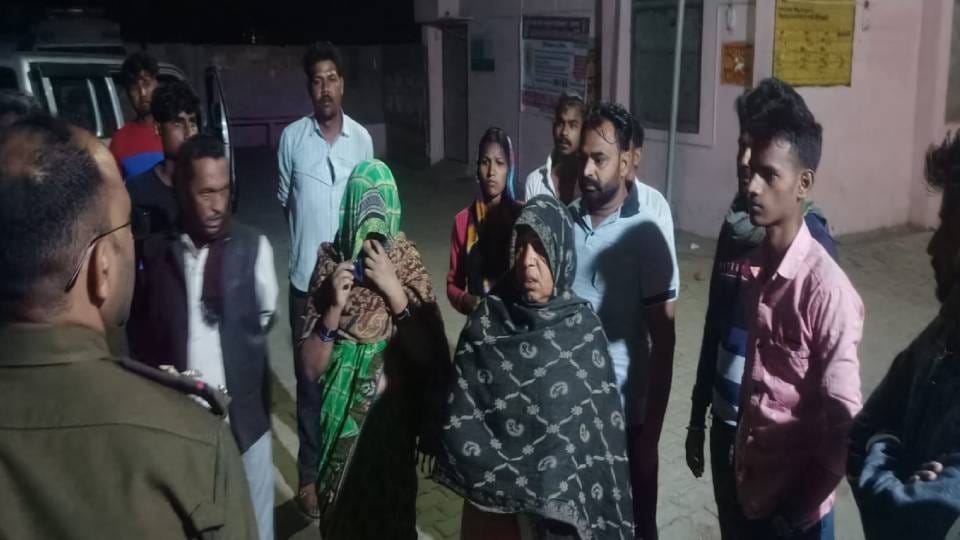 bike rider died after being crushed by truck in Agra