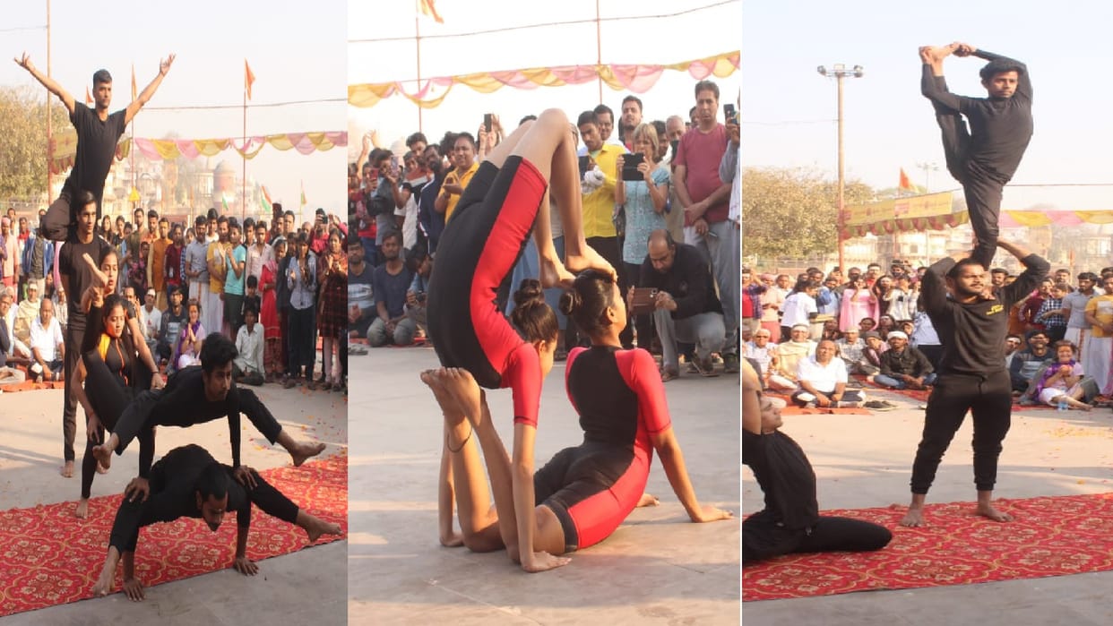 Holi of flowers played with Yogasana at Assi Ghat, you would not have seen such pictures!