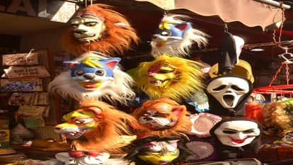 बच्चों को भा रहे मुखौटे