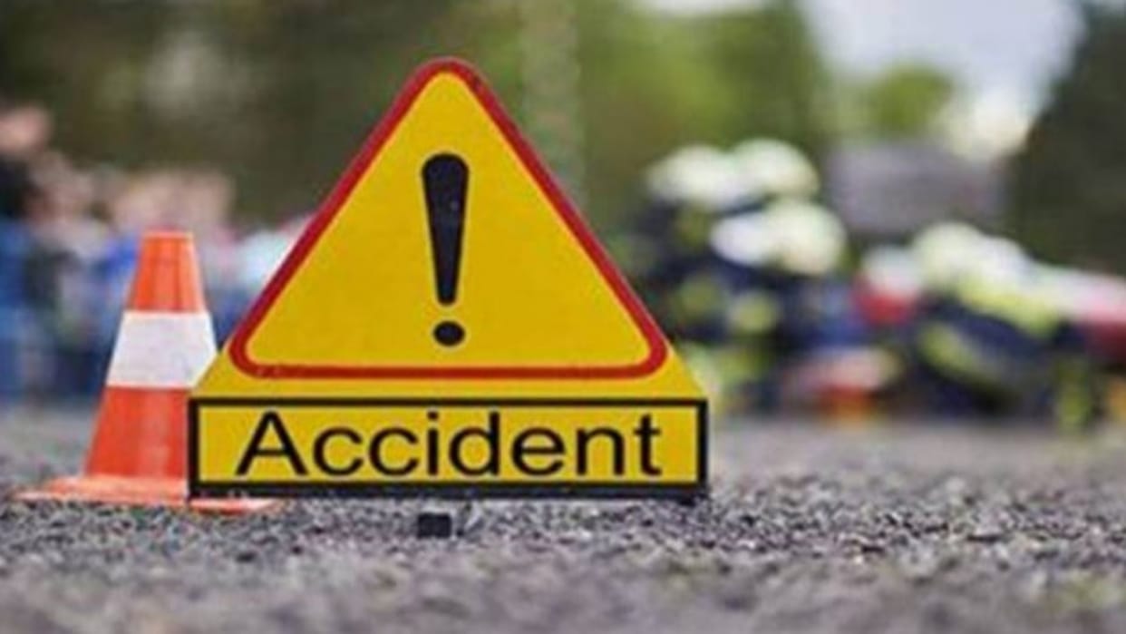 Ujjain: Troll collided with bus of Rajasthan visitors returning from Mahakal, cleaner killed