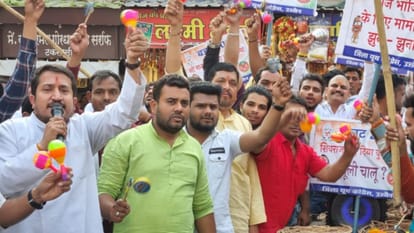 MP Budget: Youth Congress distributed jhunjhuna to traders, told anti-people and baseless budget