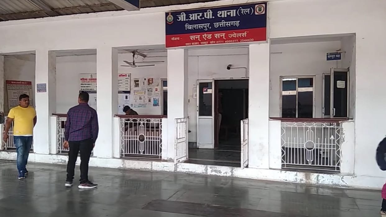 odisha police officer pistol stolen in train who went to up to catch thieves