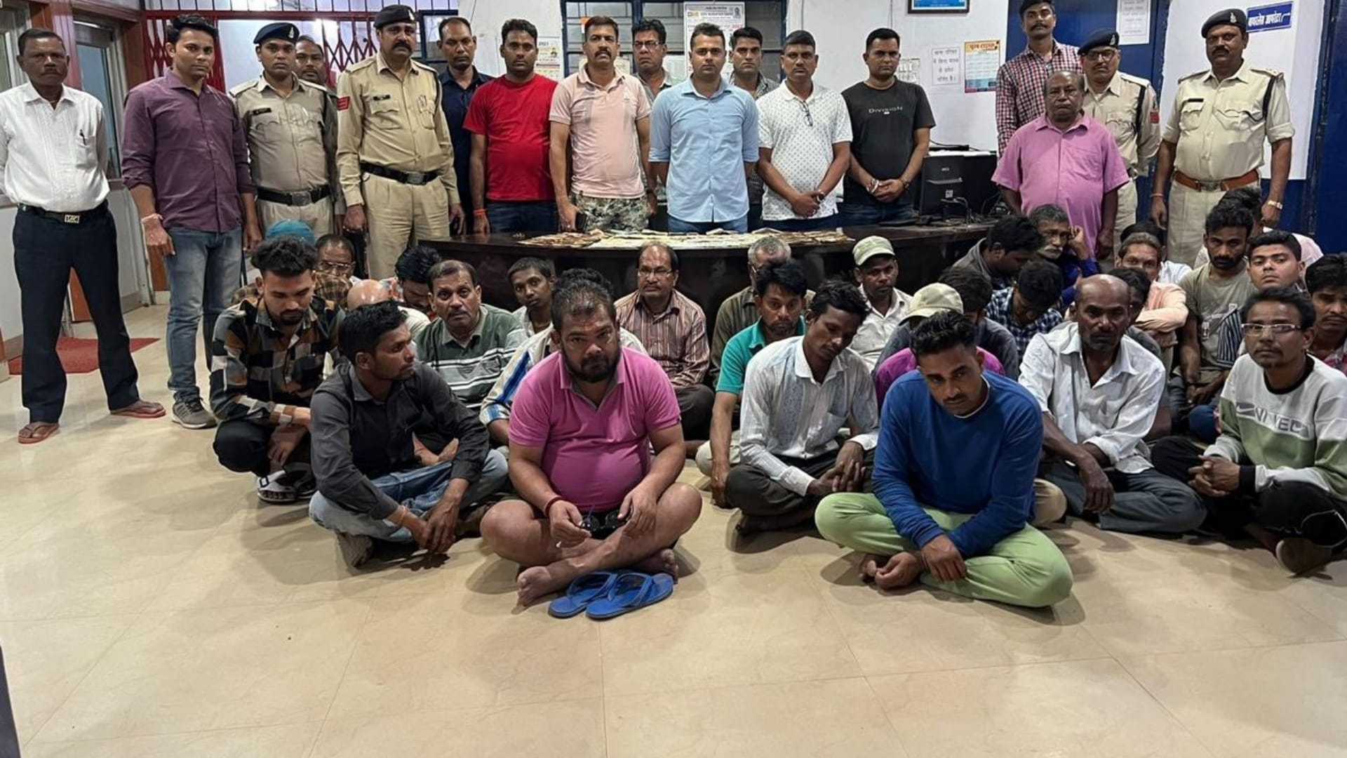 पुलिस गिरफ्त में आरोपी।