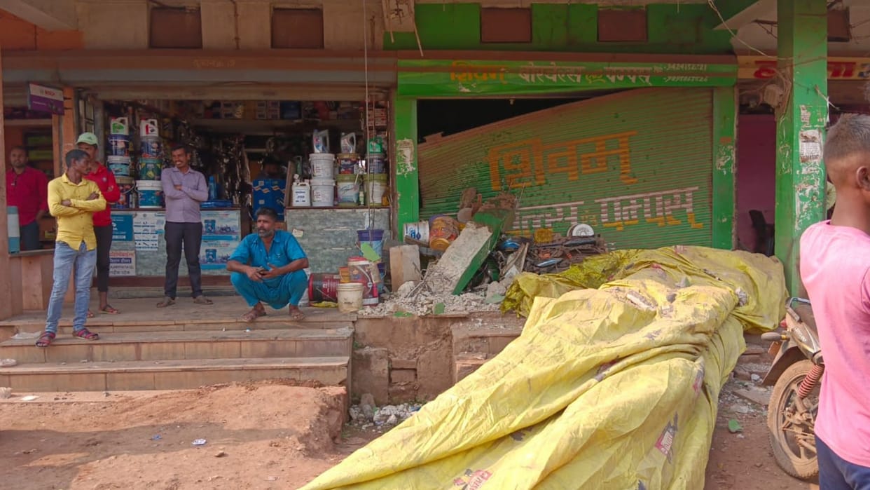 road side parked truck entered shop in chhattisgarh balod