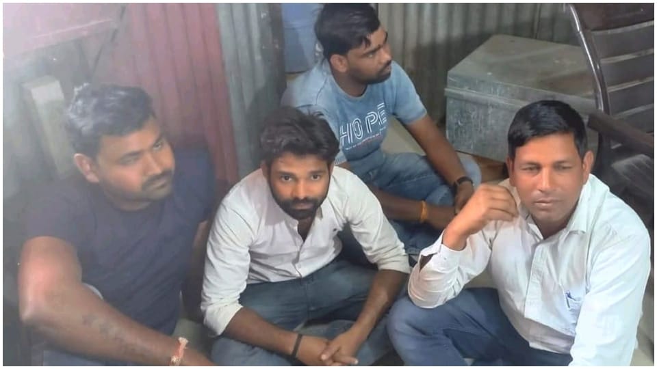Dholpur police arrested the miscreants who were running away after kidnapping youth from UP