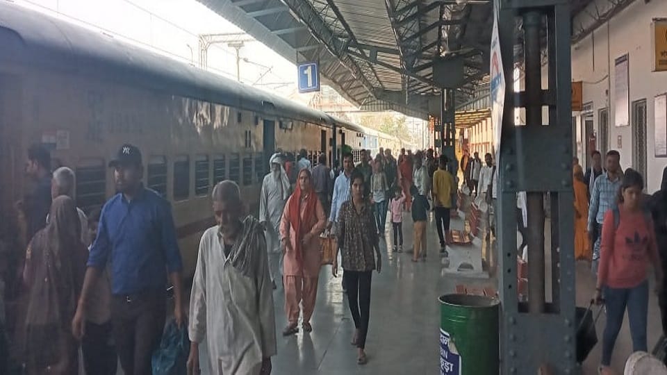 Long waiting in trains till March 14 lack of roadways buses make difficult to reach home