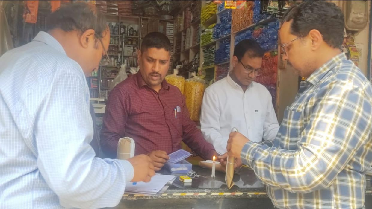 Adulteration in Gorakhpur Eight restaurants-shops raided Food Safety Department took samples