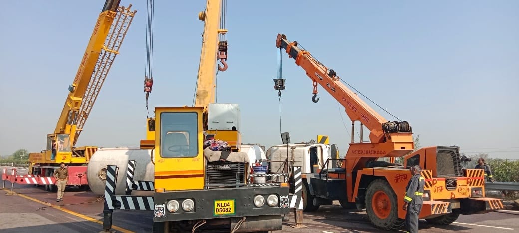 Major accident averted in Kannauj, LPG tanker overturned on expressway, no gas leakage