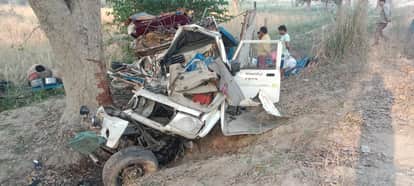 हादसे में पिकअप के परखच्चे उड़ गए