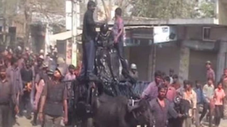 Holi 2024 laat sahab demands chicken mutton and english wine in shahjahanpur