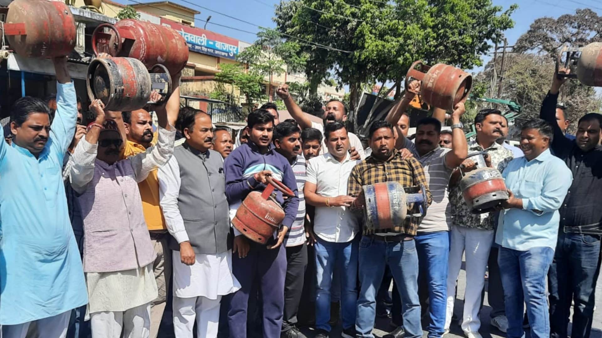 LPG Price Hike Congress workers protest against hike in prices of gas cylinders Uttarakhand news in hindi