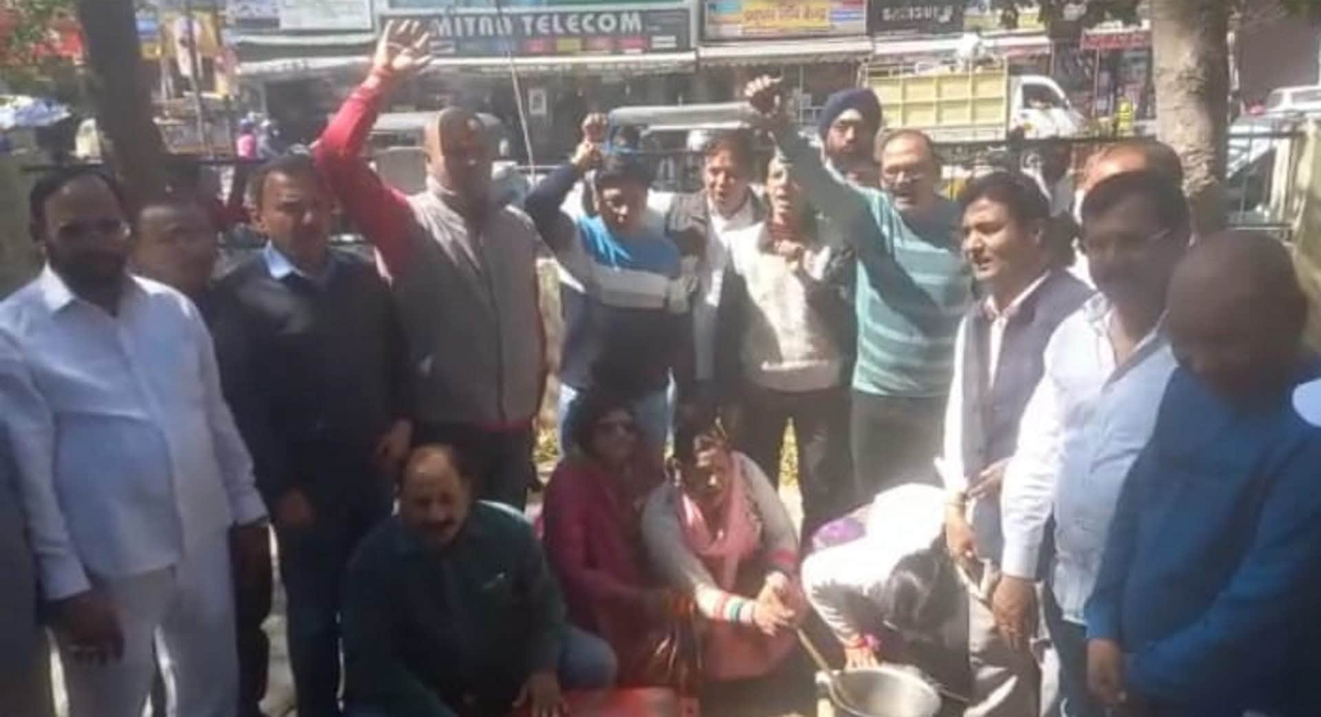 LPG Price Hike Congress workers protest against hike in prices of gas cylinders Uttarakhand news in hindi