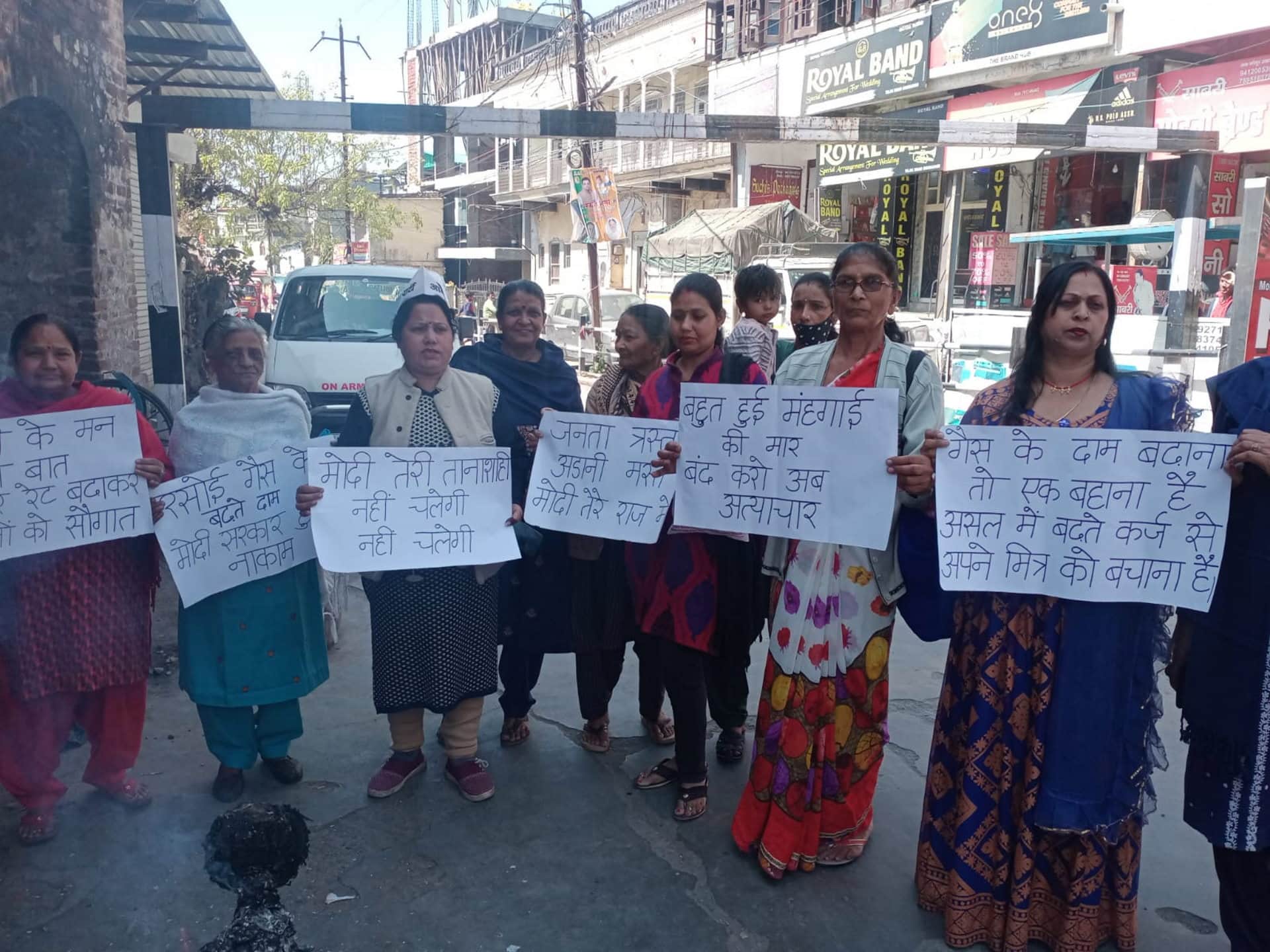LPG Price Hike Congress workers protest against hike in prices of gas cylinders Uttarakhand news in hindi
