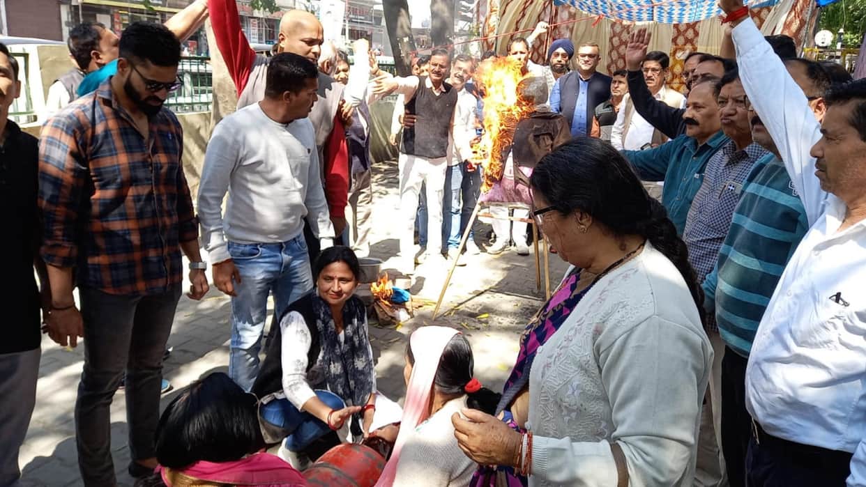 LPG Price Hike Congress workers protest against hike in prices of gas cylinders Uttarakhand news in hindi