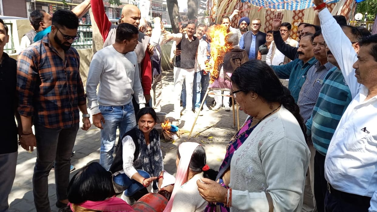 LPG Price Hike Congress workers protest against hike in prices of gas cylinders Uttarakhand news in hindi