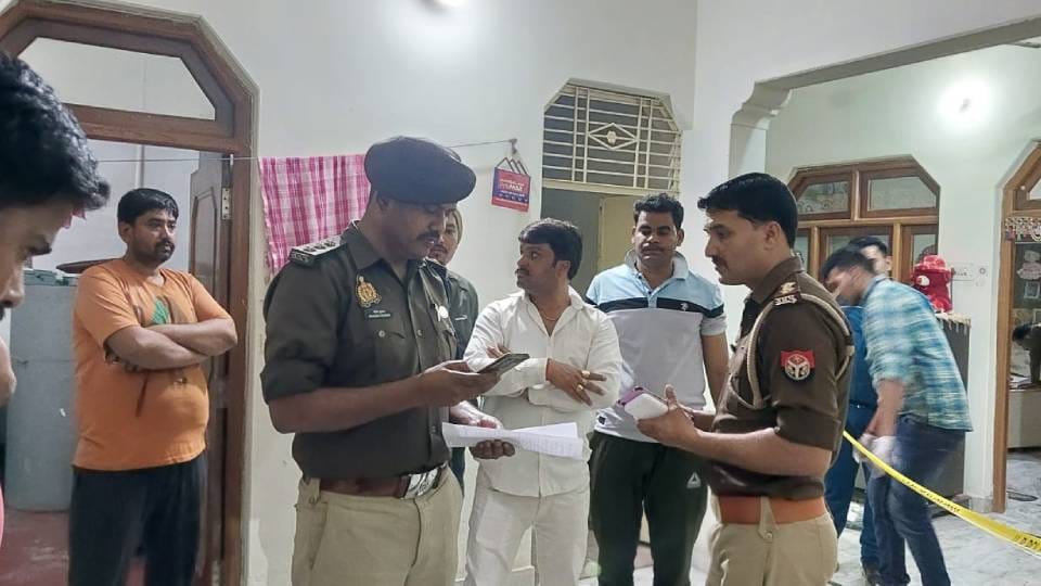 son killed mother by hitting her with stone for jewelry and money In Agra