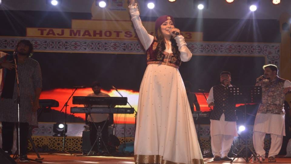 People danced with Sufi songs of famous playback singer Harshdeep Kaur in Taj Mahotsav at Agra