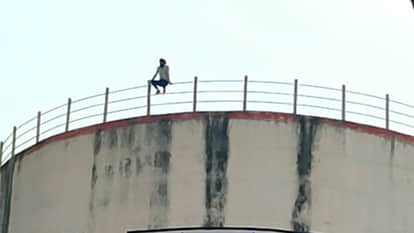 In Guna, the wife refused to go to her in-laws house, then husband climbed hundreds of feet high water tank