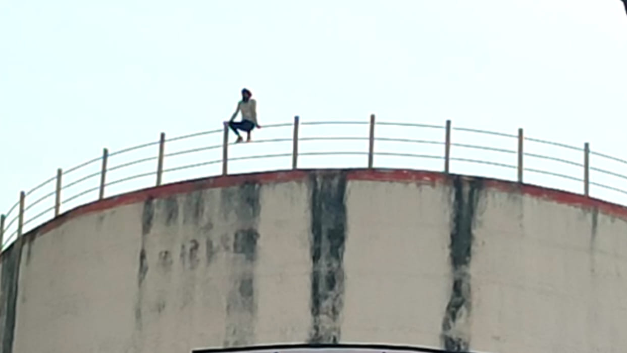 In Guna, the wife refused to go to her in-laws house, then husband climbed hundreds of feet high water tank