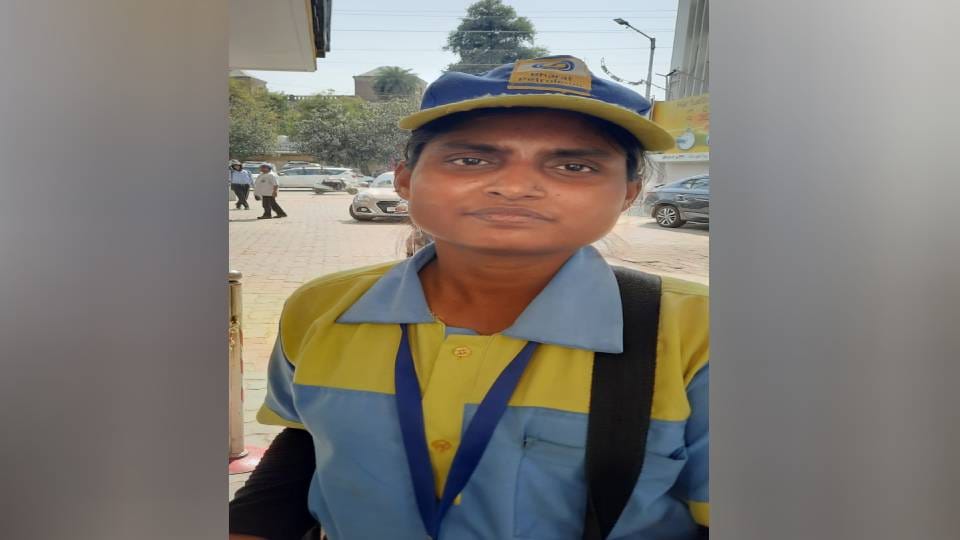 Girls have become example of women empowerment by working at petrol pump in Agra