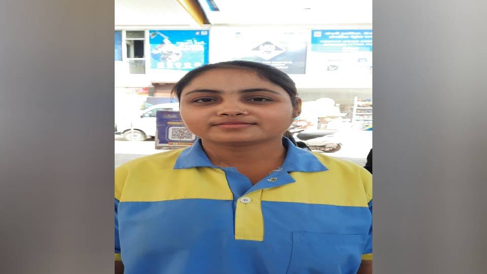 Girls have become example of women empowerment by working at petrol pump in Agra