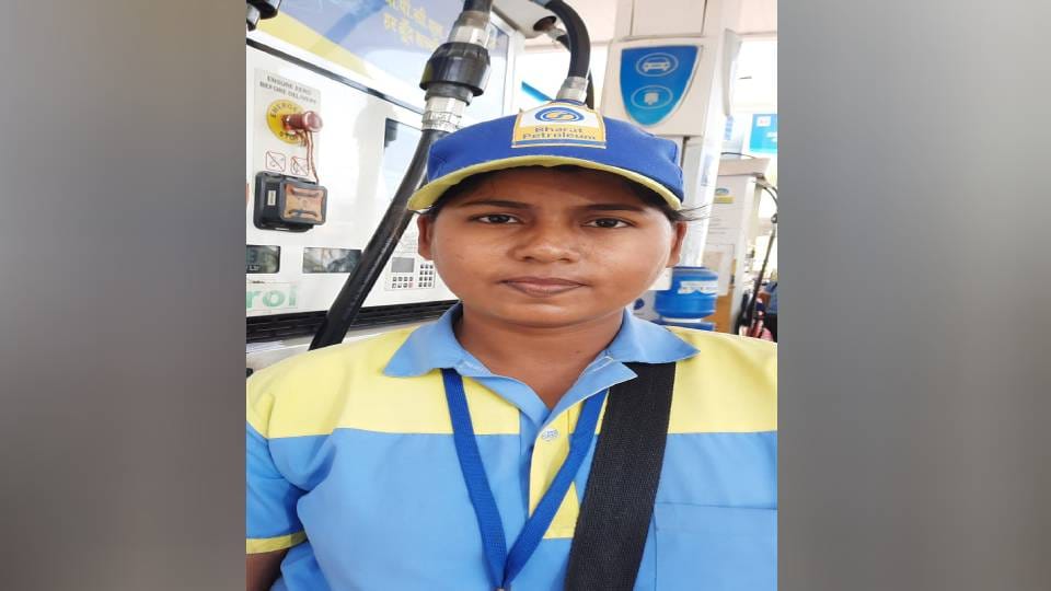 Girls have become example of women empowerment by working at petrol pump in Agra