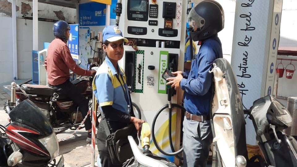 Girls have become example of women empowerment by working at petrol pump in Agra