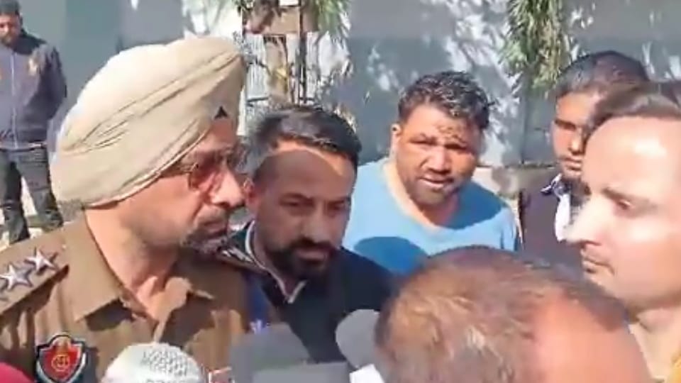 Amritsar: Shiv Sainiks going to burn effigy of Amritpal Singh stopped by police