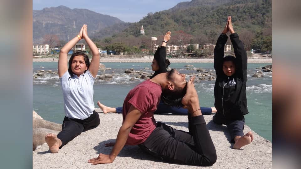 International Yoga Festival 2023 in Rishikesh 200 People doing Yoga Photos