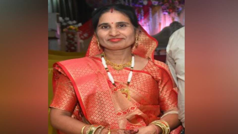 son killed mother by hitting her with stone for jewelry and money In Agra