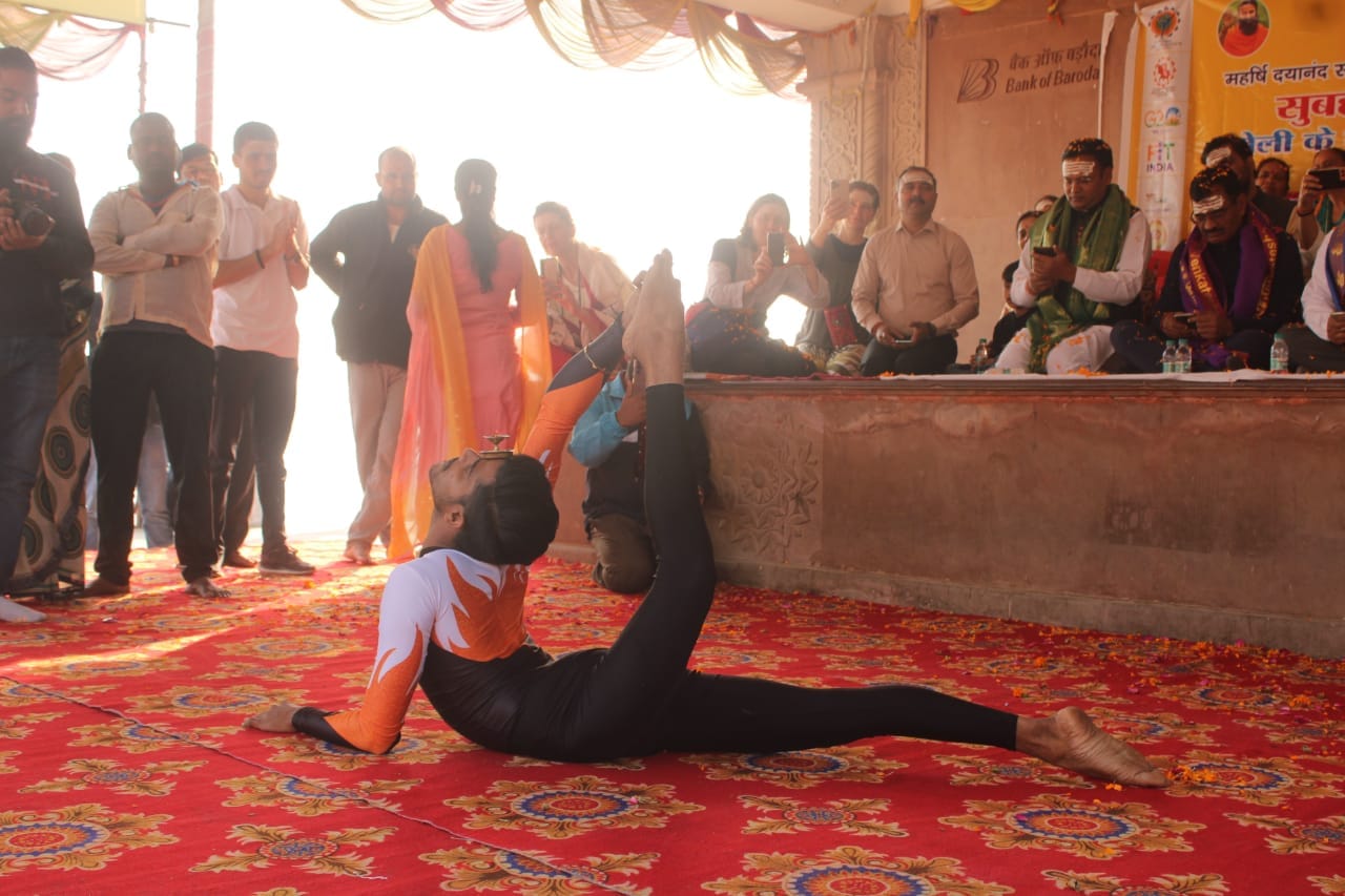 Holi of flowers played with Yogasana at Assi Ghat, you would not have seen such pictures!