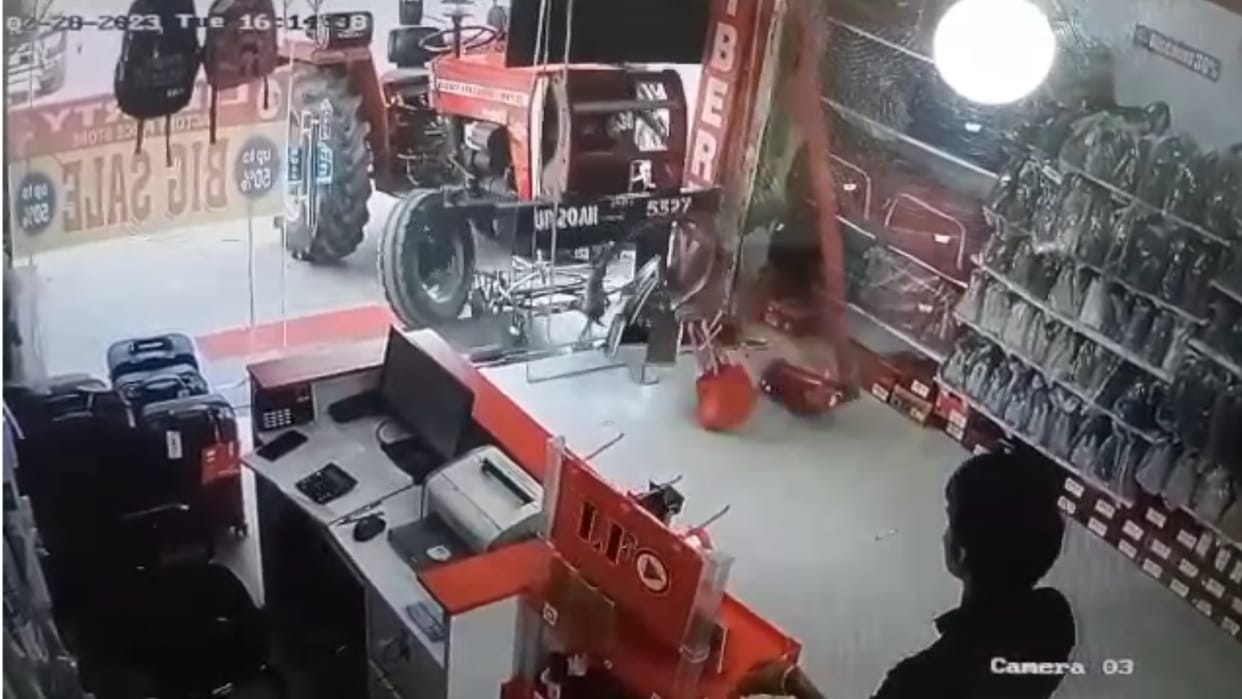 Bijnor : tractor entered the showroom without a driver, employees narrow escape