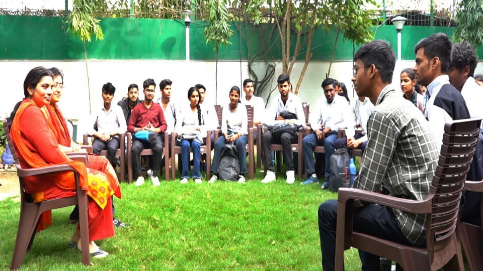 Delhi government school passout students meet manish sisodia wife give their support
