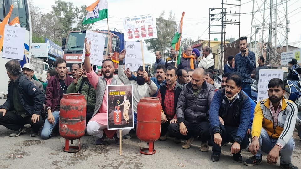 Jammu Kashmir: Congressmen protest in Udhampur against the hike in LPG prices
