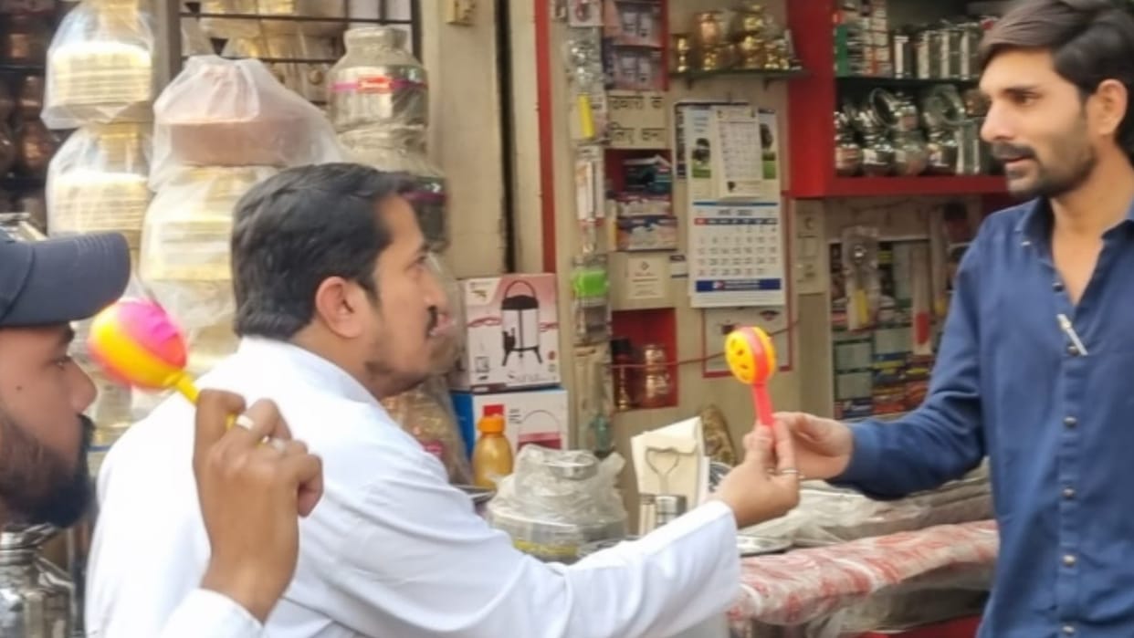 MP Budget: Youth Congress distributed jhunjhuna to traders, told anti-people and baseless budget