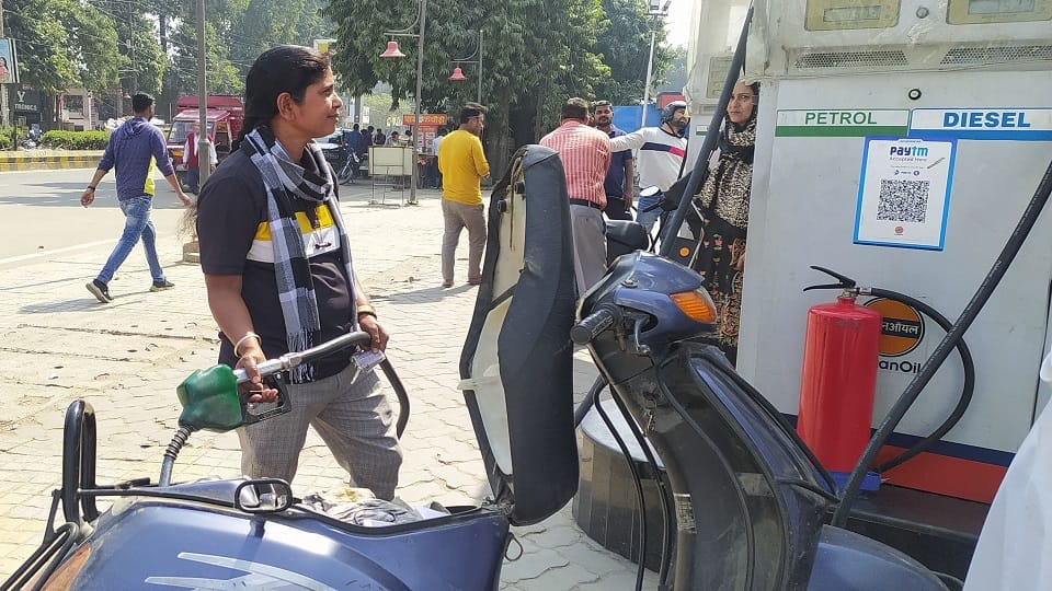 international women day story of women working at petrol pumps in Bareilly