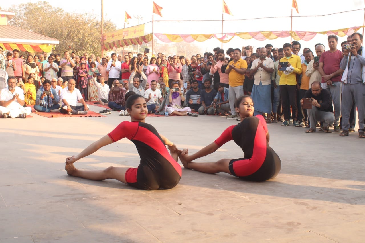 Holi of flowers played with Yogasana at Assi Ghat, you would not have seen such pictures!