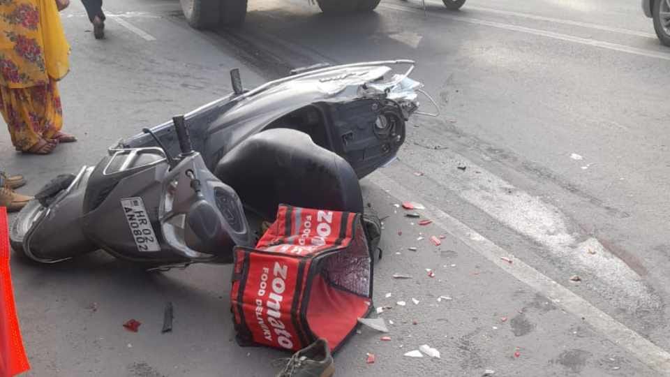 Sugarcane laden trolley crushes delivery boy in Yamunanagar