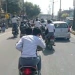 सड़क पर स्टंट करते युवा।