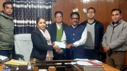 आपदा प्रभावित को चेक सौंपतीं एसडीएम कुमकुम जोशी