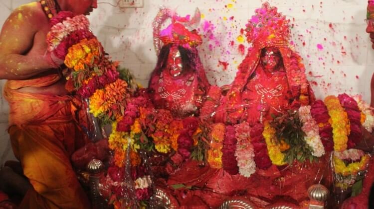 बाबा विश्वनाथ पर ठंडई और गुलाबजल की फुहार की।