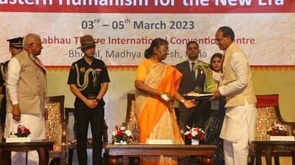 MP News: धर्म धम्म सम्मेलन का शुभारंभ, राष्ट्रपति द्रौपदी मुर्मू बोली- जो सबको धारण करें वही धर्म है भोपाल अंतर्राष्ट्रीय धर्म धम्म सम्मेलन का राष्ट्रपति ने शुभारंभ किया
