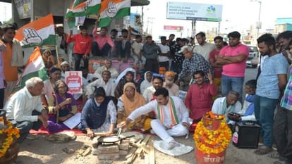 Hathras News: कांग्रेसियों ने किया चूल्हे पर रोटी बनाकर व ढोलक-मजीरे बजाकर प्रदर्शन, वजह है यह चूल्हे पर रोटी बनाते कांग्रेसी