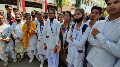 Chhatarpur: प्रवेश के तीन साल बाद भी प्रथम वर्ष की परीक्षा का इंतजार, परेशान छात्राओं ने दी आत्मदाह की धमकी छतरपुर में छात्राओं ने जनरल प्रमोशन देने की मांग की।